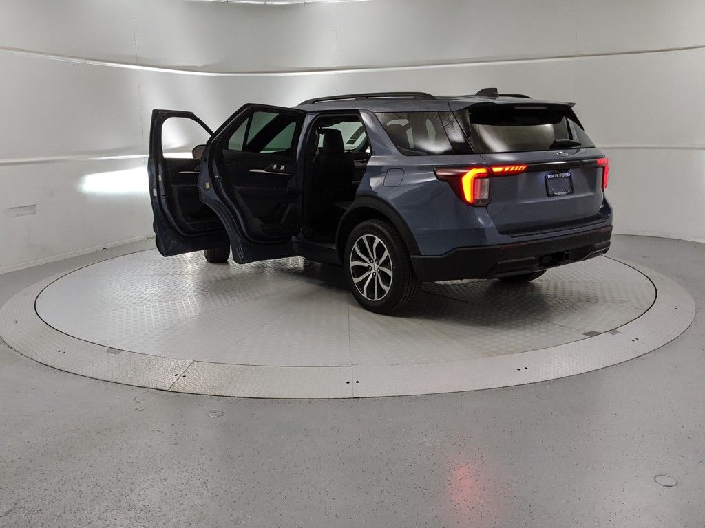 2025 Ford Explorer ST-Line photo 10
