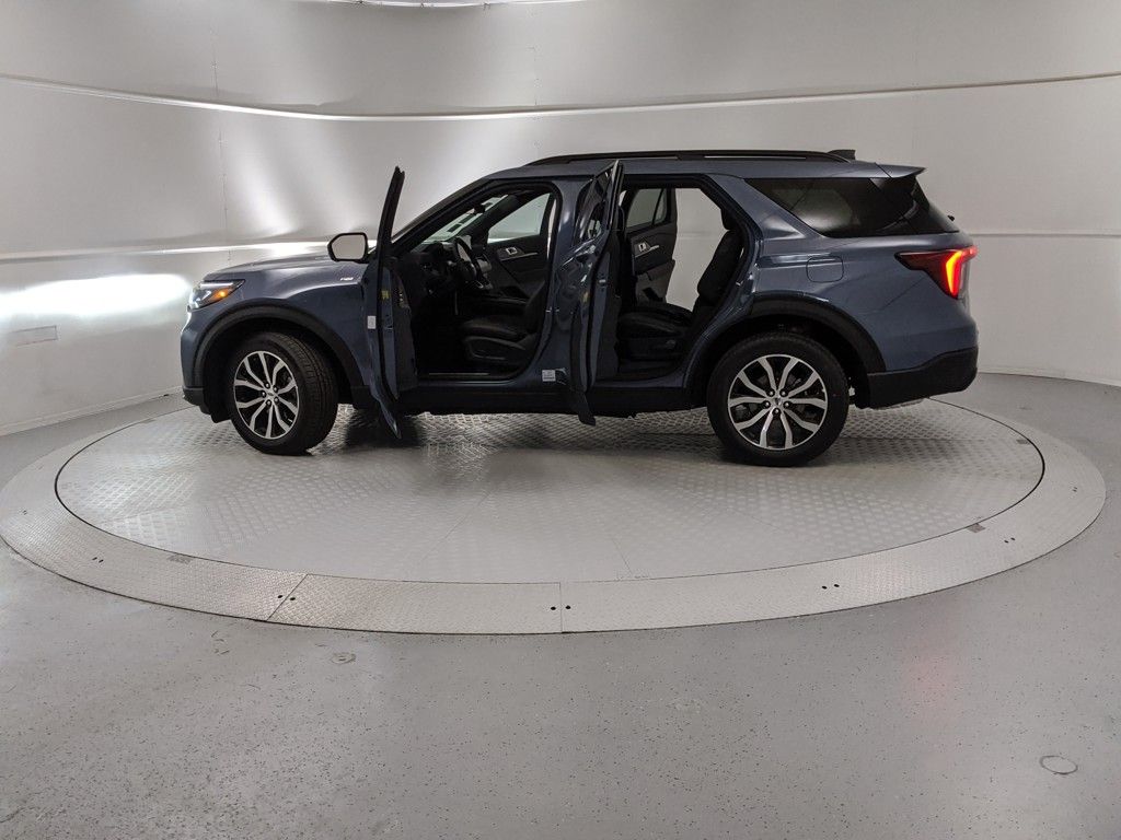 2025 Ford Explorer ST-Line photo 11
