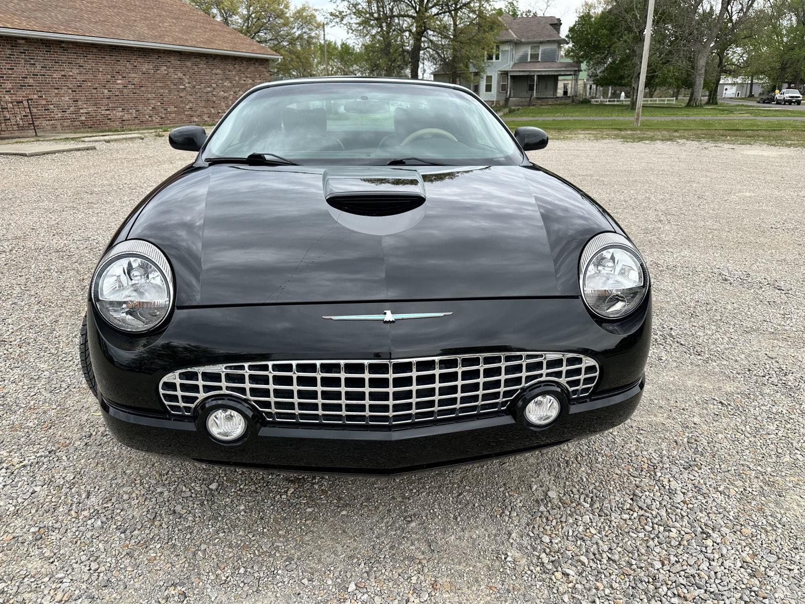 2002 Ford Thunderbird Deluxe photo 3
