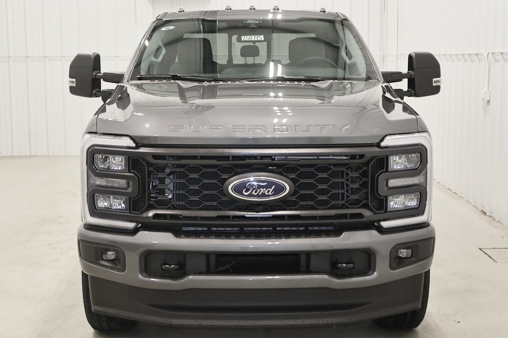 2025 Ford F-350 photo 3