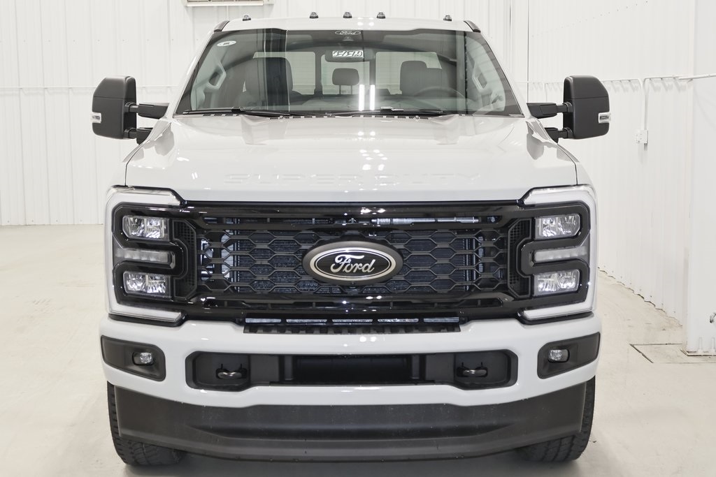 2025 Ford F-350 photo 3