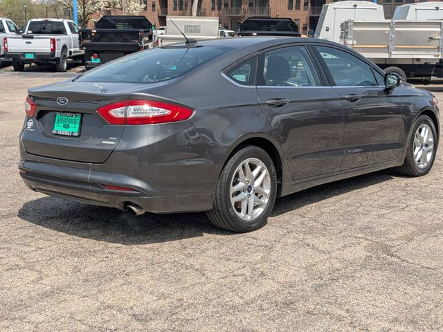 2016 Ford Fusion SE photo 2