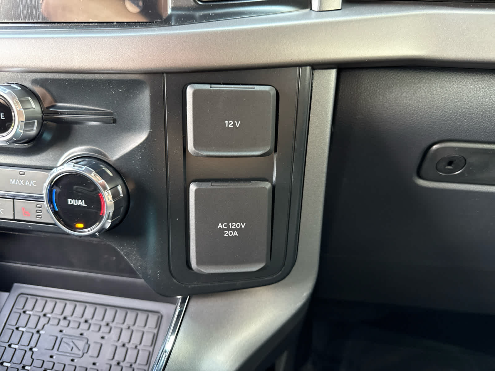 2025 Ford F-150 XLT photo 17