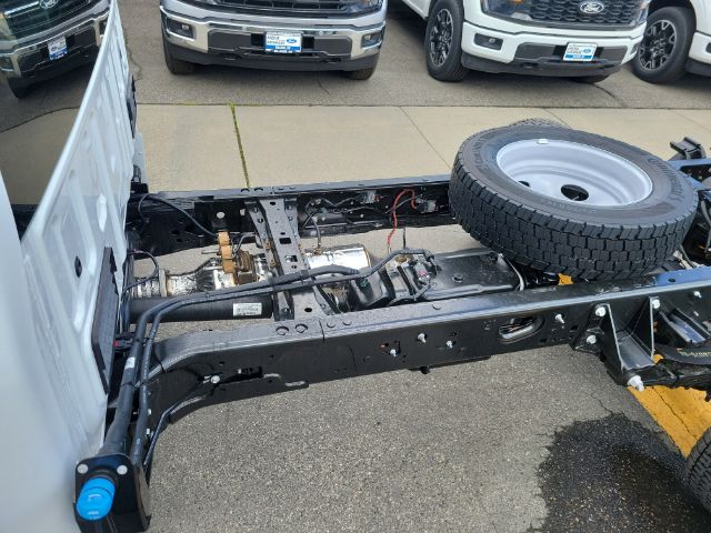 2025 Ford F-450 Super Duty Chassis Cab XL - Photo 10