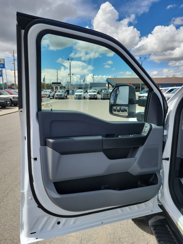 2025 Ford F-450 Super Duty Chassis Cab XL - Photo 11