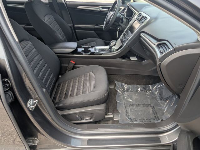 2016 Ford Fusion SE photo 26