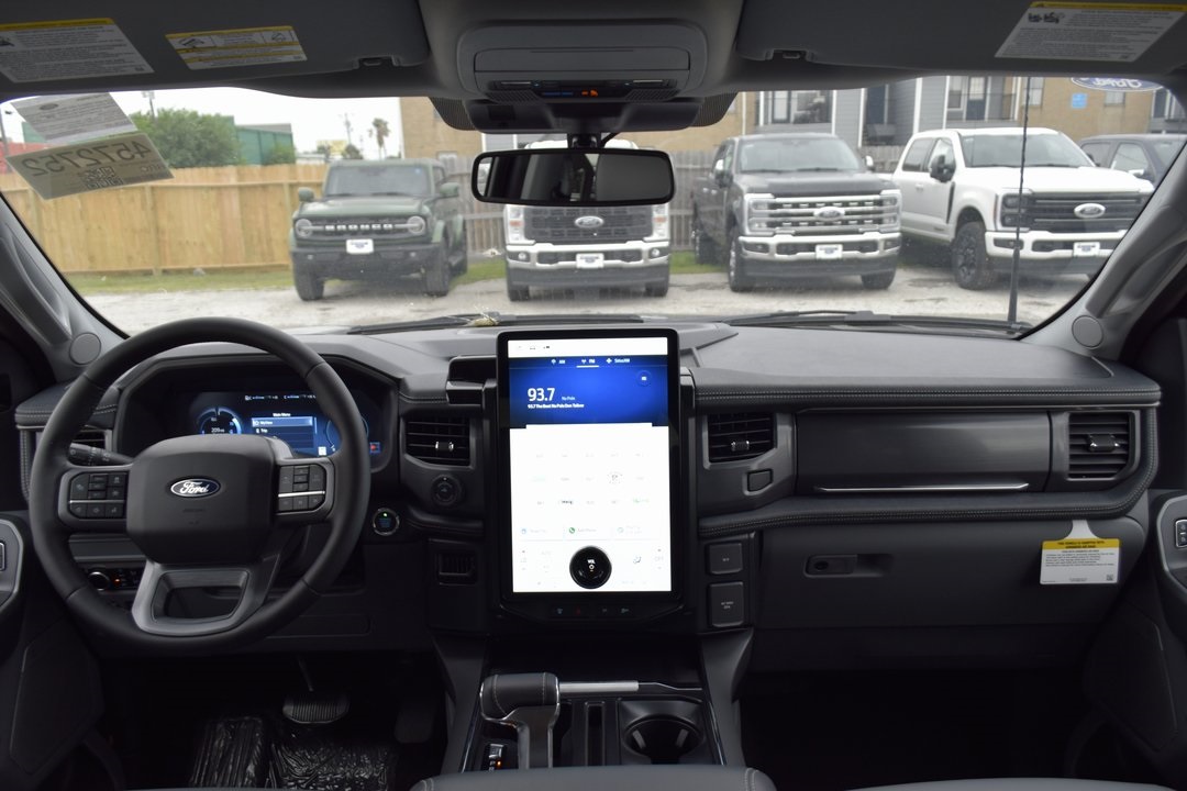 2025 Ford F-150 Lightning photo 4