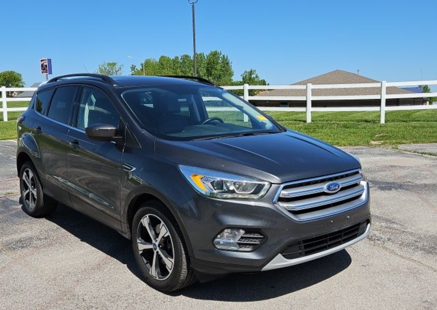 Used 2017 Ford Escape SE with VIN 1FMCU9G97HUB66770 for sale in Kansas City