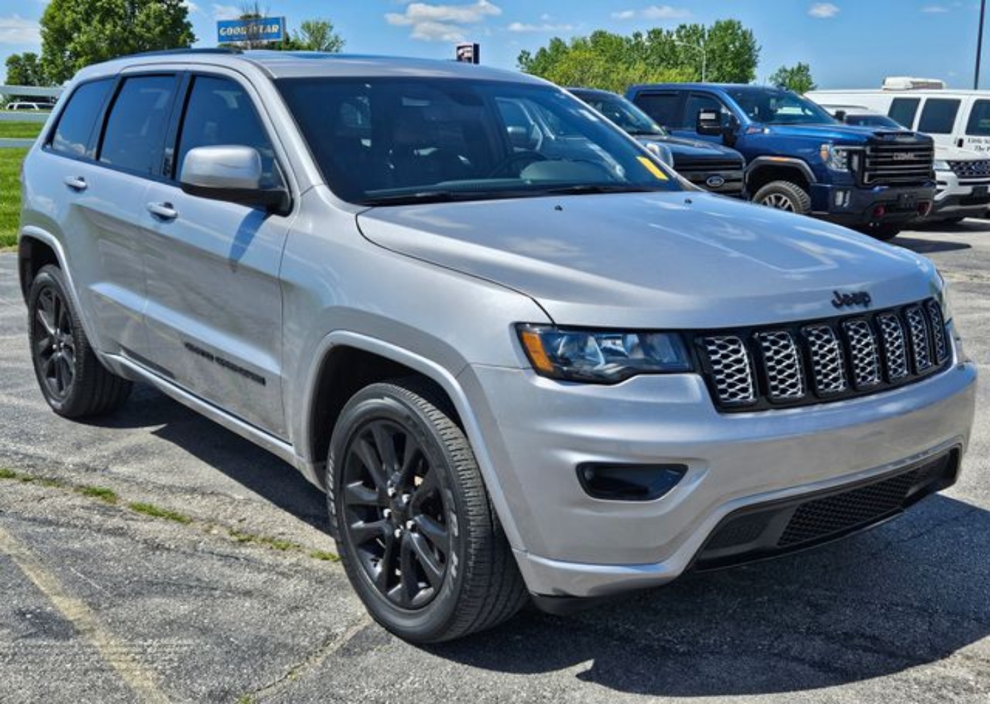 Used 2019 Jeep Grand Cherokee Altitude with VIN 1C4RJFAG9KC695096 for sale in Kansas City