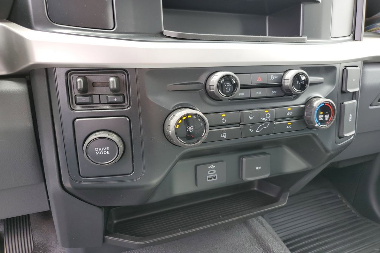 2025 Ford F-550 Super Duty Chassis Cab XL - Photo 21