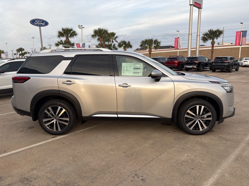 2025 Nissan Pathfinder Platinum photo 3