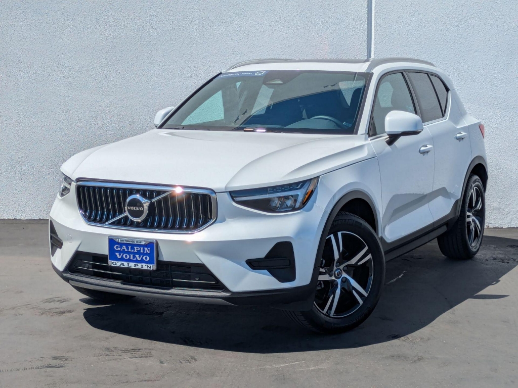 2025 Volvo XC40 B5 Core Bright Theme