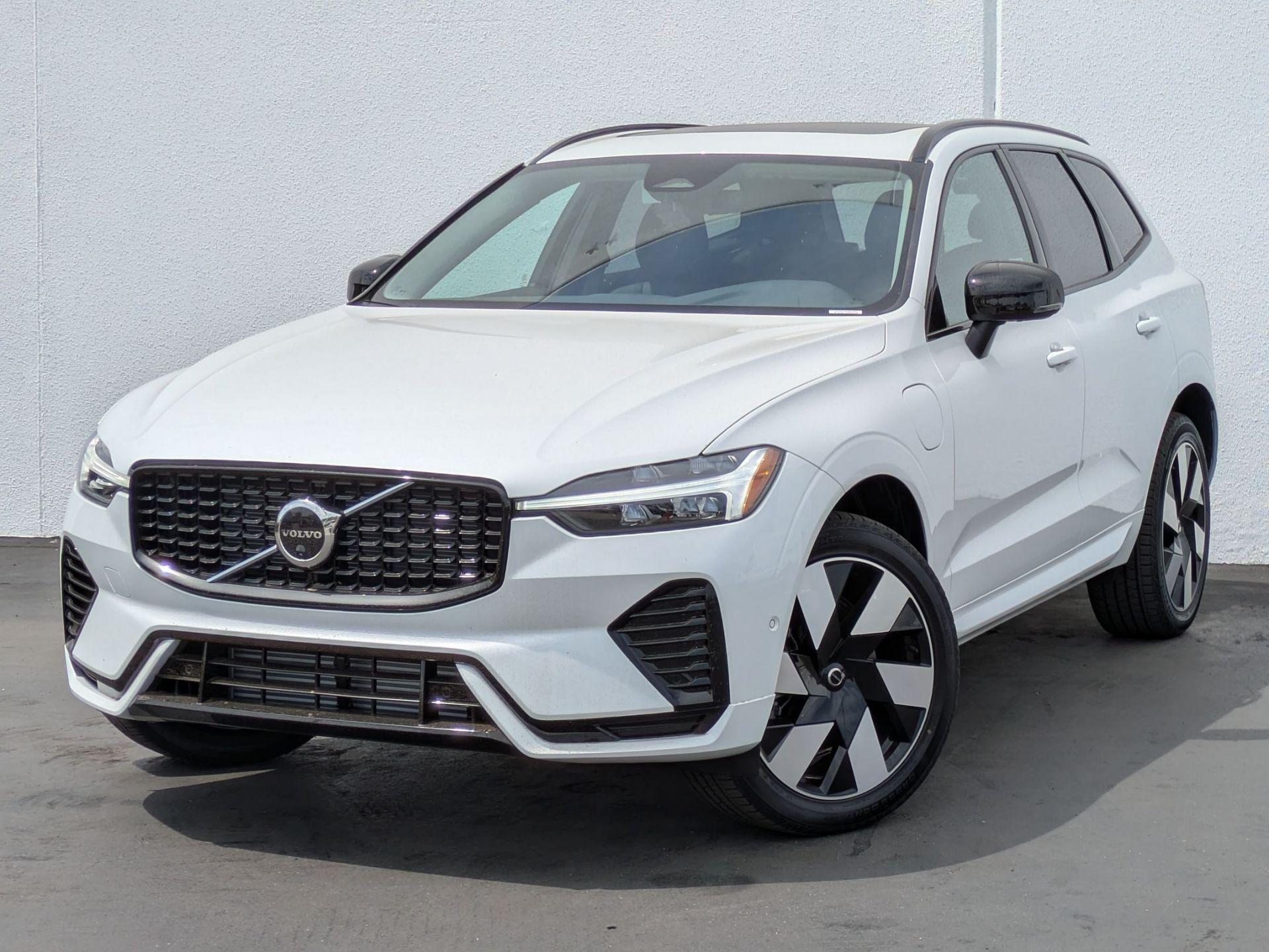 2025 Volvo XC60 Plus photo 2
