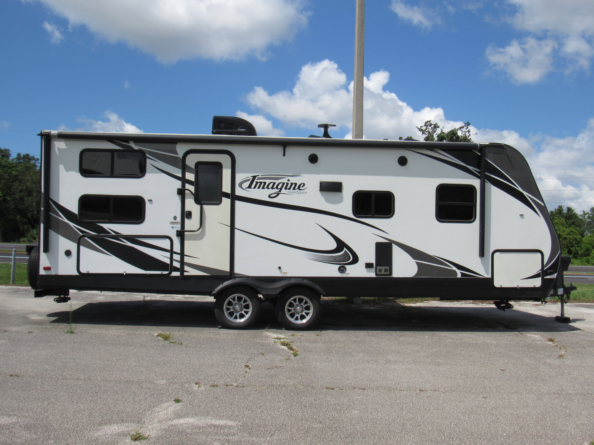 2018 Grand Design Recreational Imagine Narrow Body photo 6