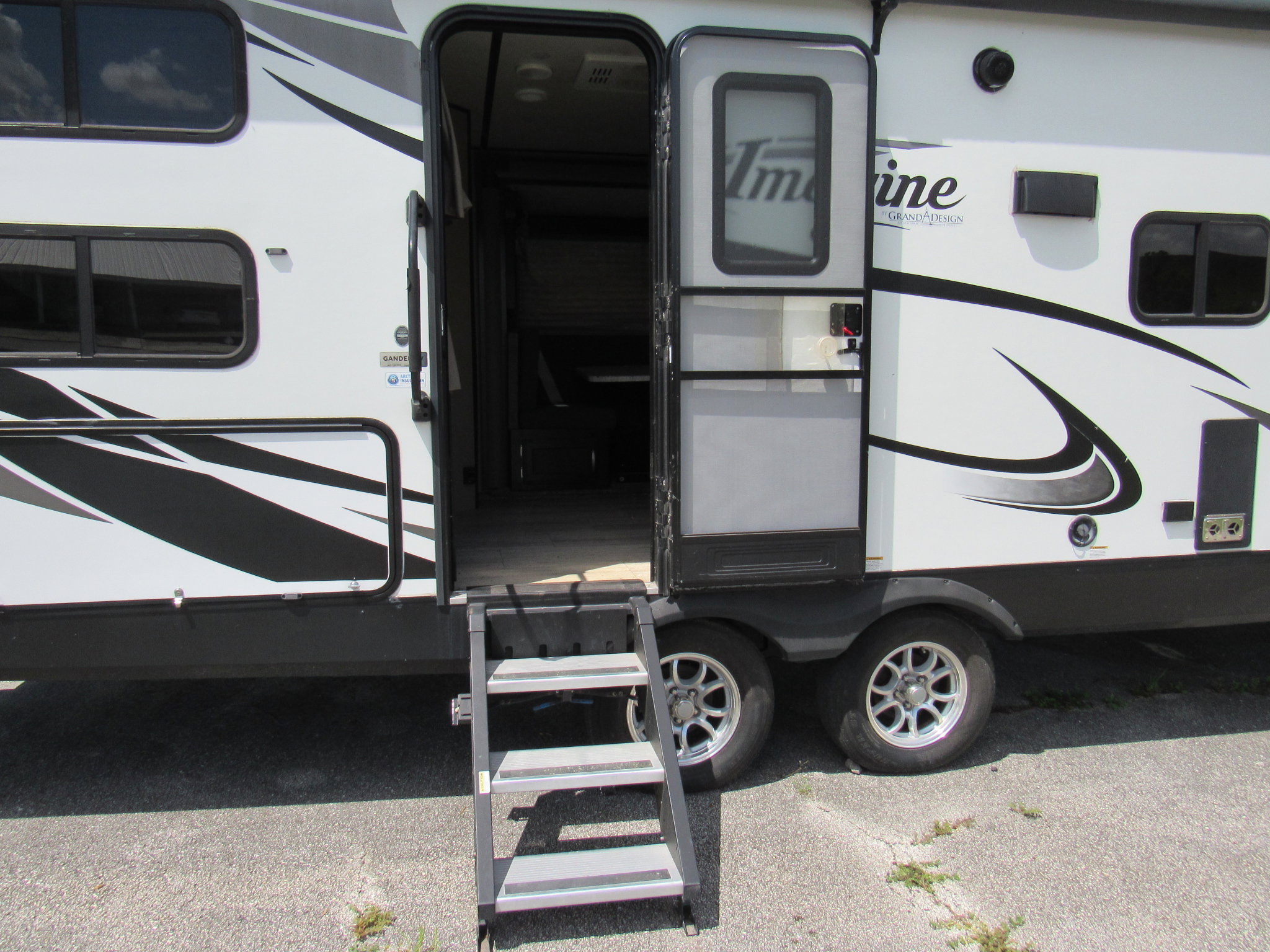 2018 Grand Design Recreational Imagine Narrow Body photo 8