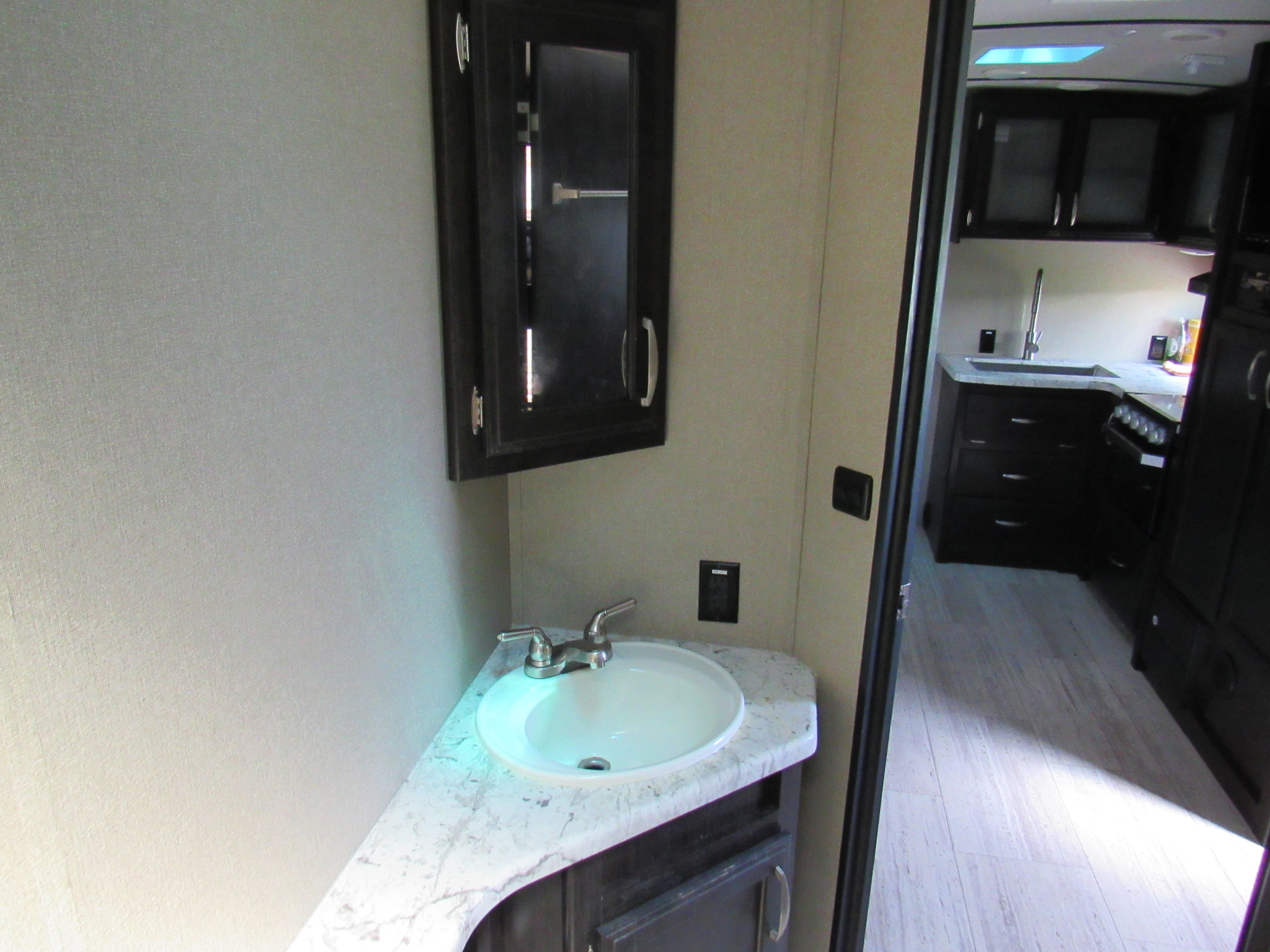 2018 Grand Design Recreational Imagine Narrow Body photo 15
