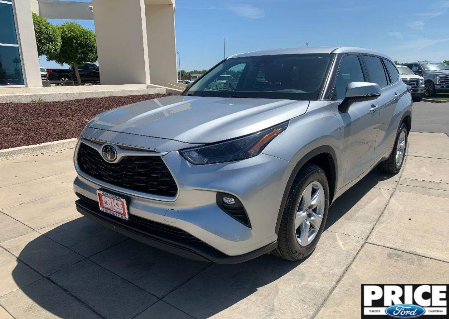 2023 Toyota Highlander LE's photo