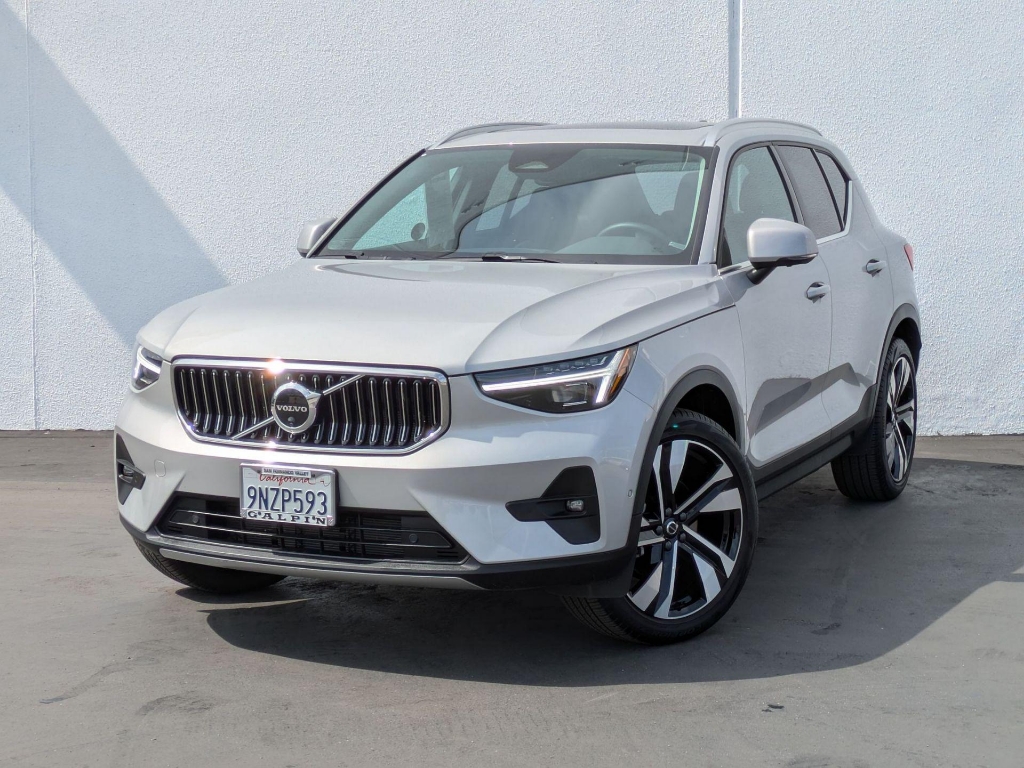 2025 Volvo XC40 B5 Ultra Bright Theme