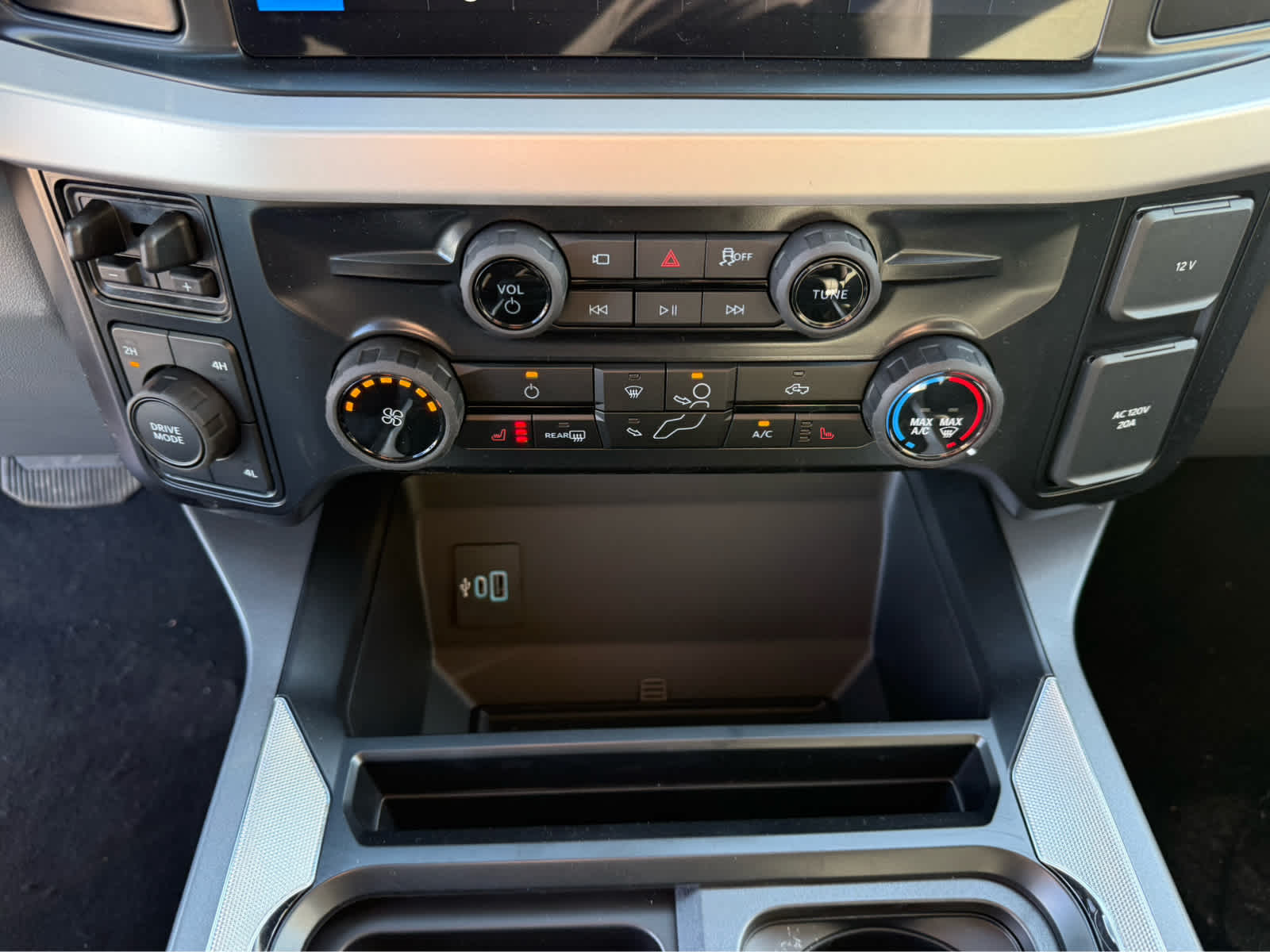 2025 Ford F-350 Super Duty XLT - Photo 19