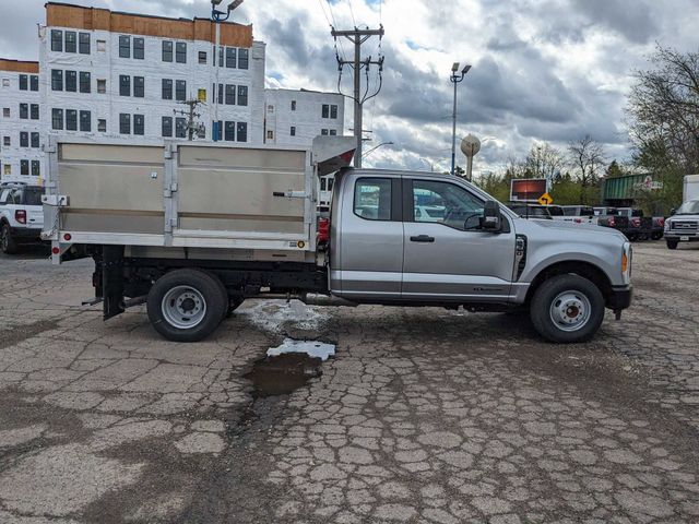 2023 Ford F-350 photo 2