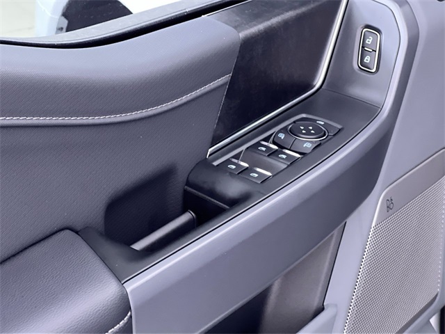 2025 Ford F-150 Lightning Flash photo 13