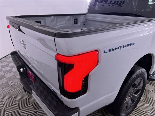 2025 Ford F-150 Lightning Flash photo 24
