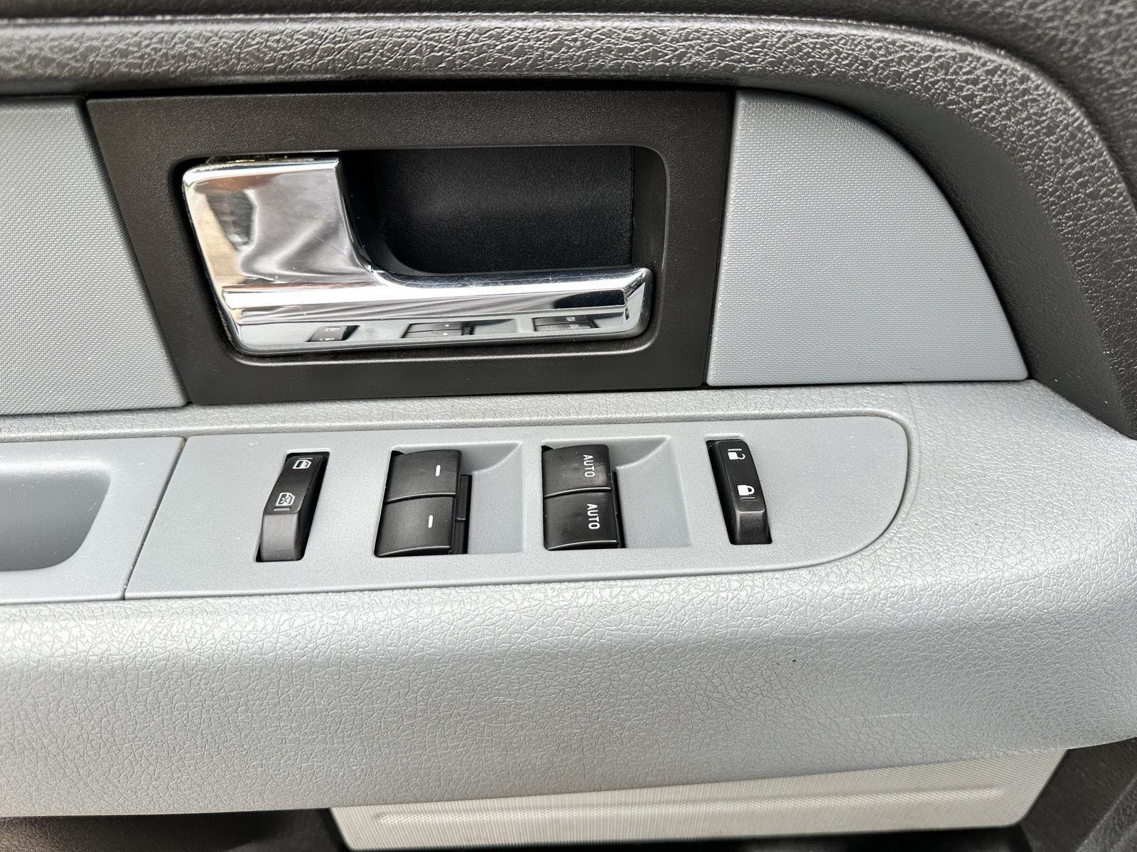 2012 Ford F-150 XLT photo 21