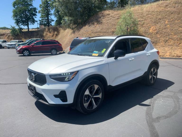 2024 Volvo XC40 Core Dark Theme