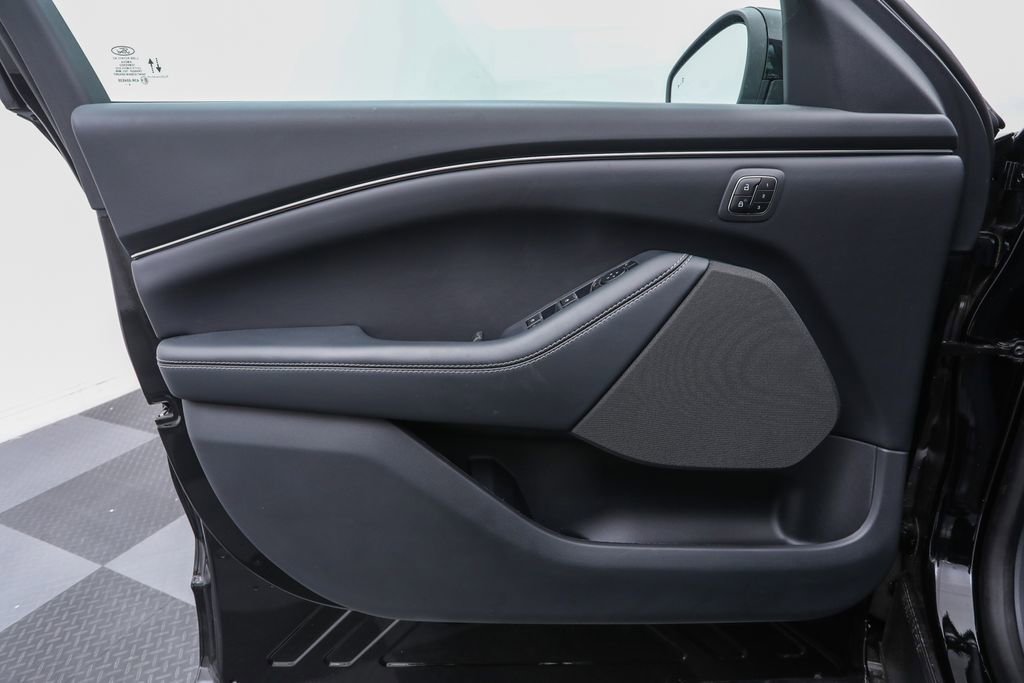 2025 Ford Mustang Mach-E Select photo 7