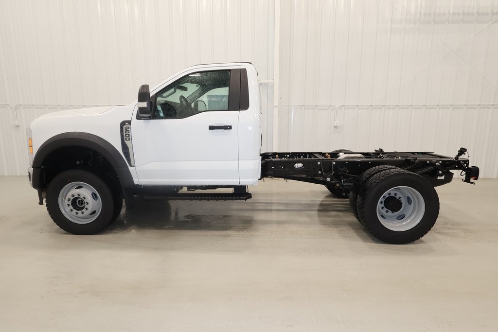 2025 Ford F-600 photo 2