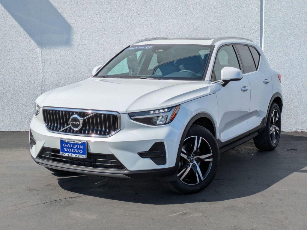 2025 Volvo XC40 B5 Core Bright Theme