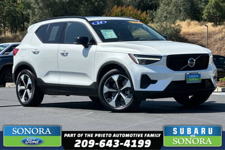 2024 Volvo XC40 Core Dark Theme