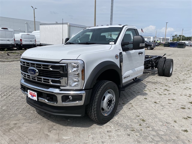 2025 Ford F-600 photo 3