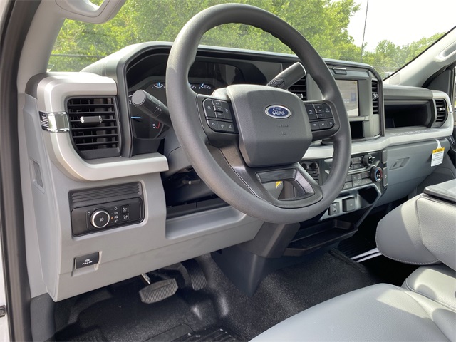 2025 Ford F-600 photo 11