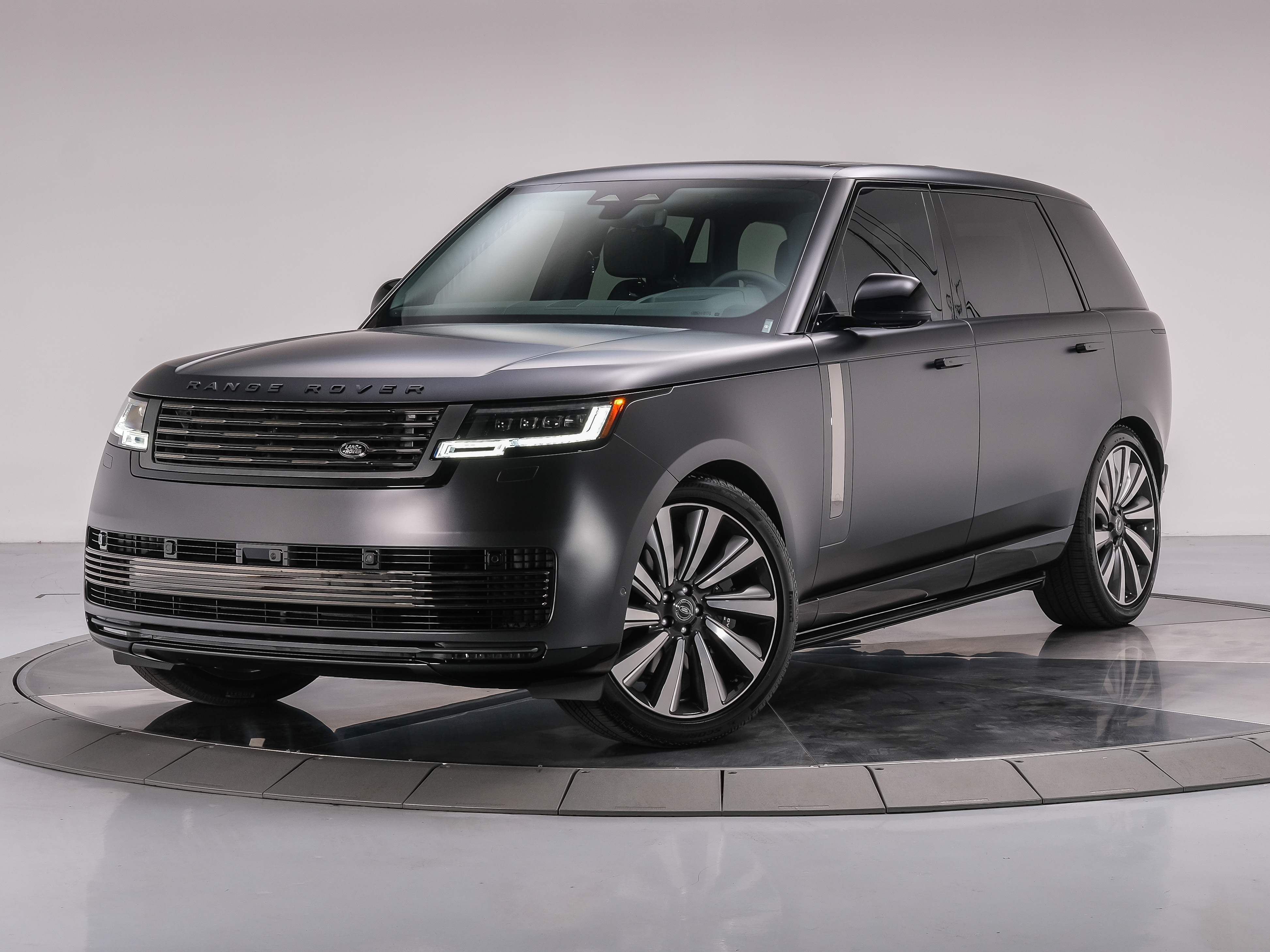 2025 Land Rover Range Rover SE photo 2