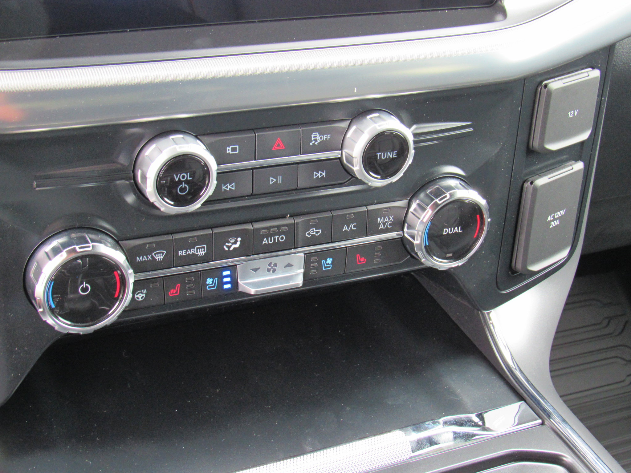 2025 Ford F-150 Lariat photo 18