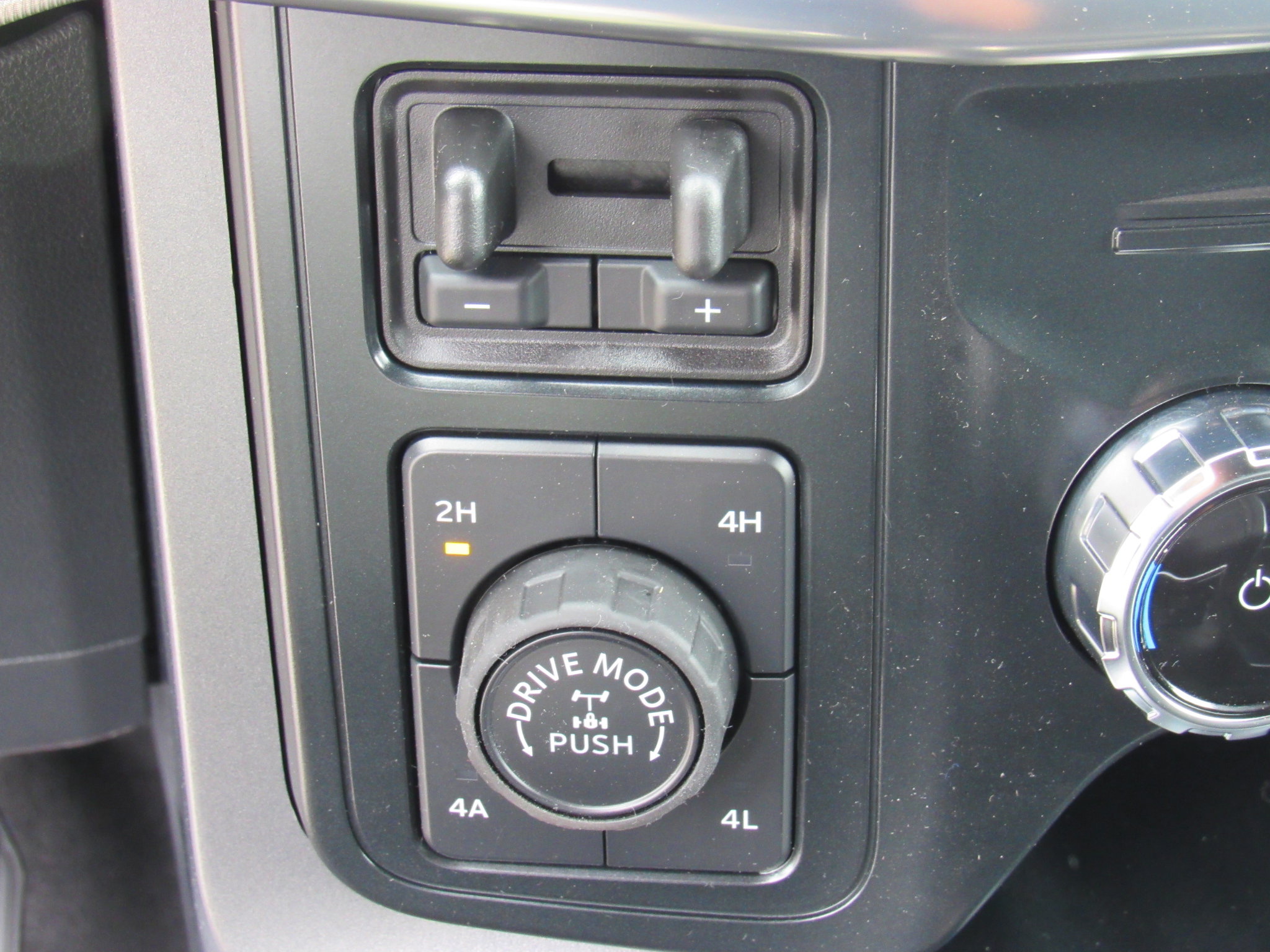 2025 Ford F-150 Lariat photo 19