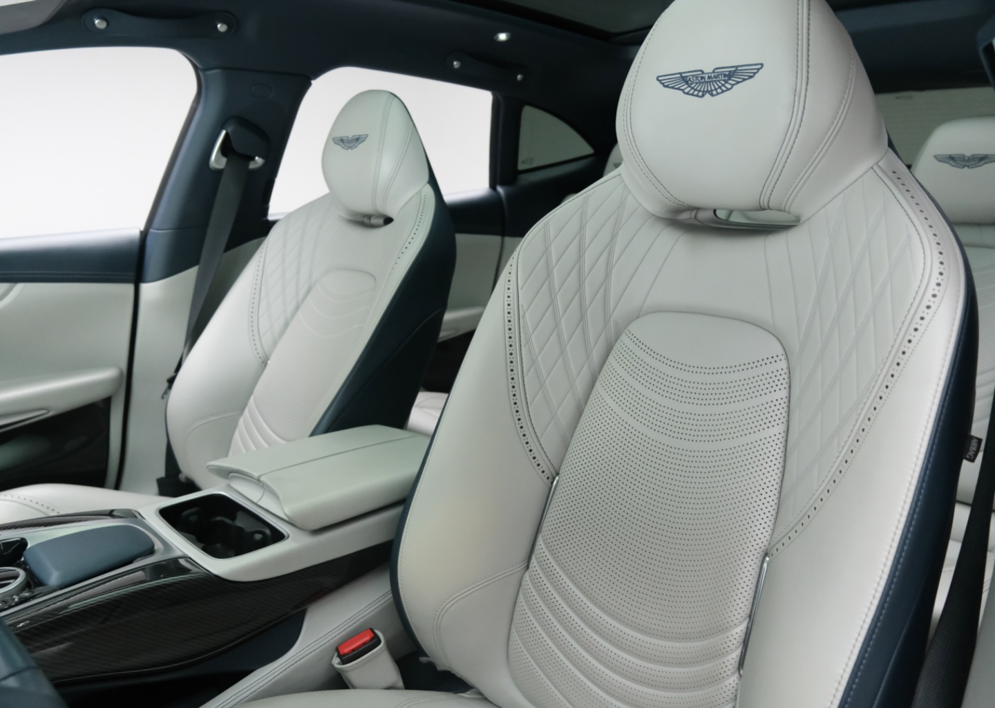 2022 Aston Martin DBX Base - Photo 12