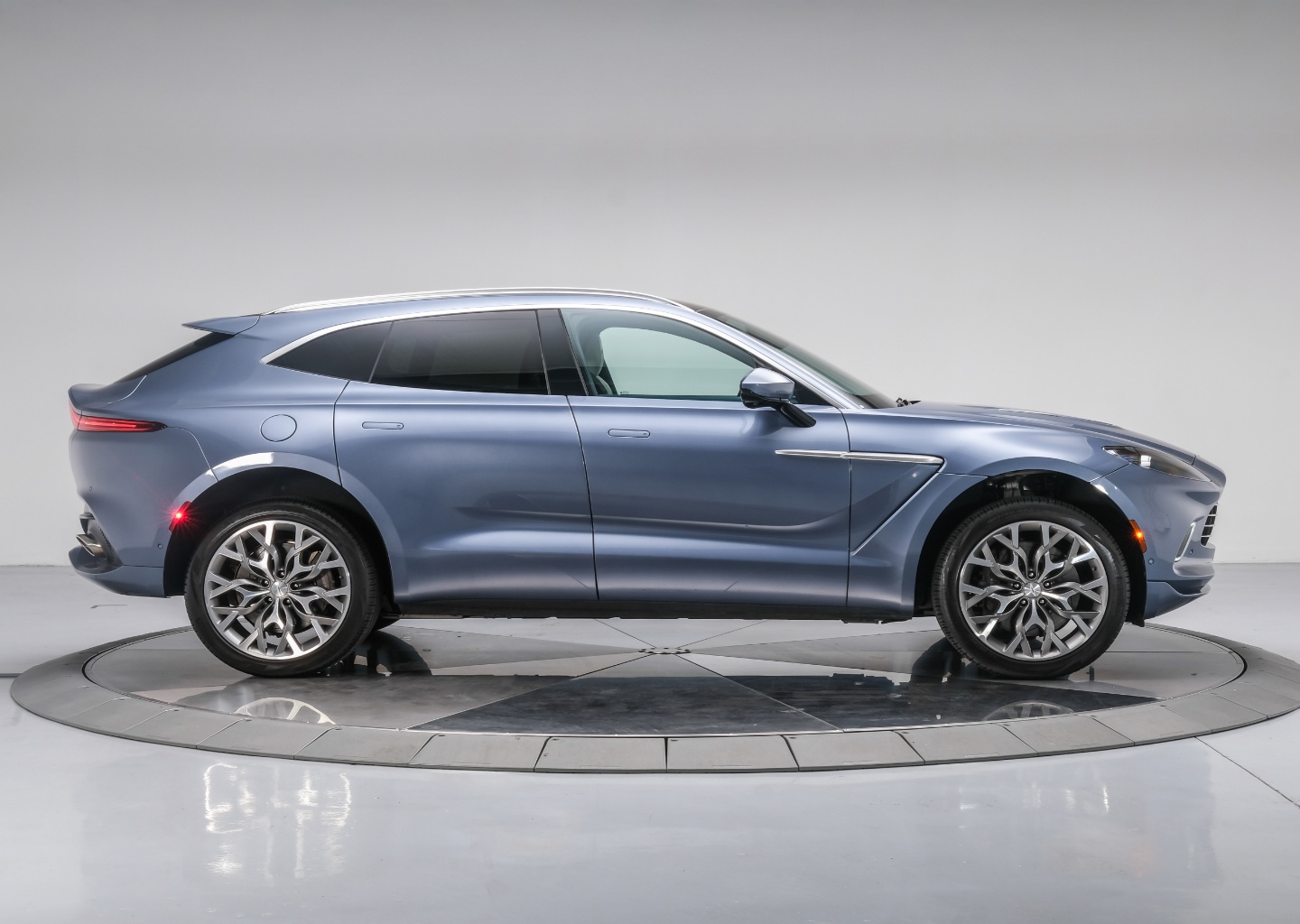 2022 Aston Martin DBX Base - Photo 15