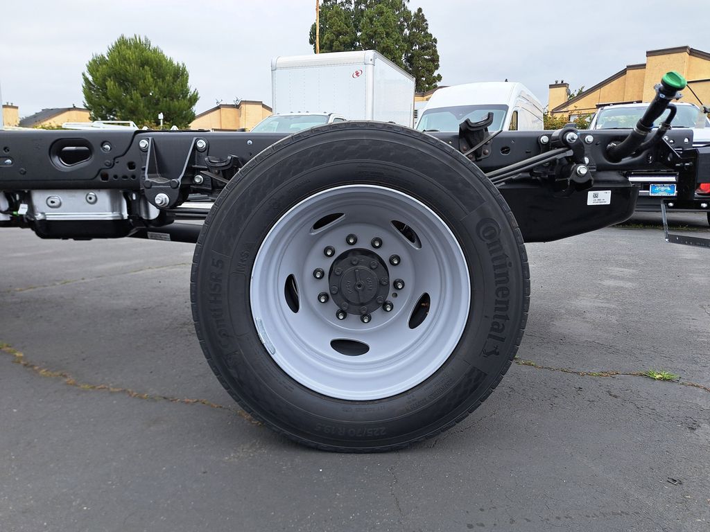 2025 Ford F-550 photo 7