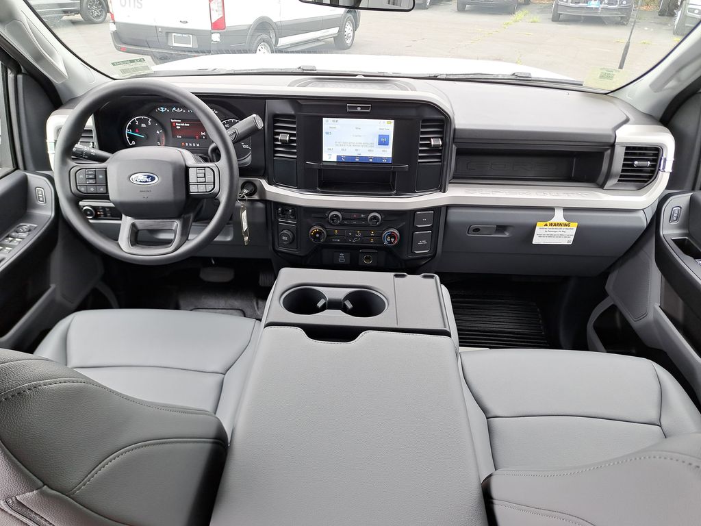2025 Ford F-550 photo 9
