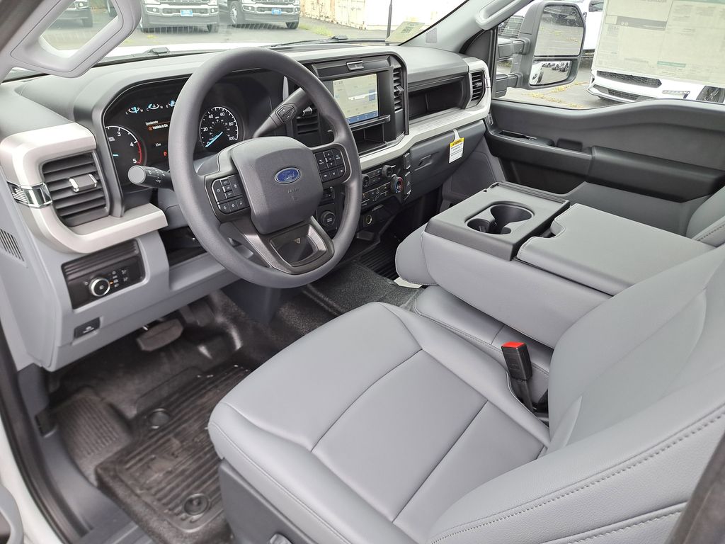 2025 Ford F-550 photo 13