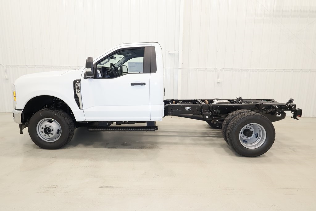 2025 Ford F-350 photo 2