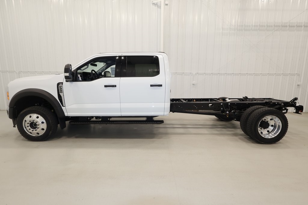 2025 Ford F-550 photo 2