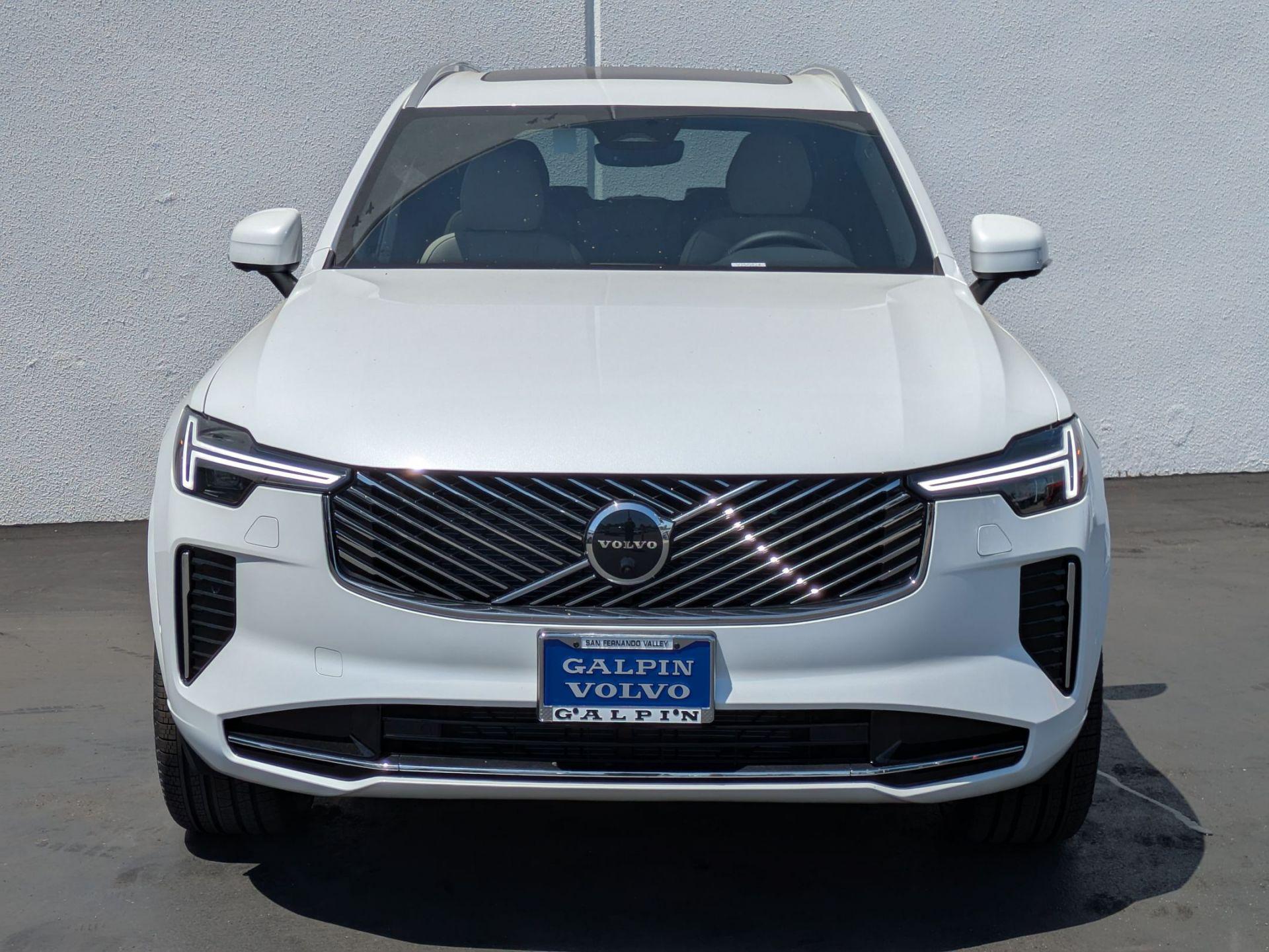 2025 Volvo XC90 B5 Plus photo 8