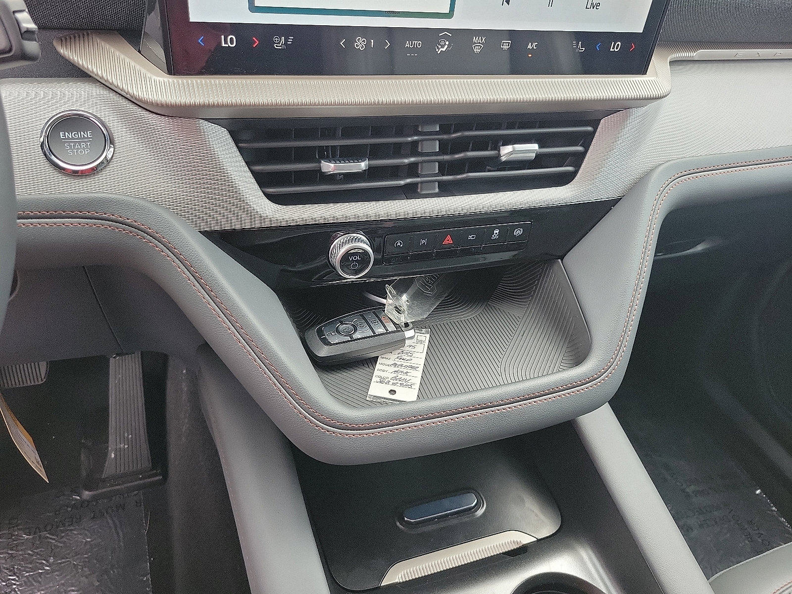 2025 Ford Explorer photo 4