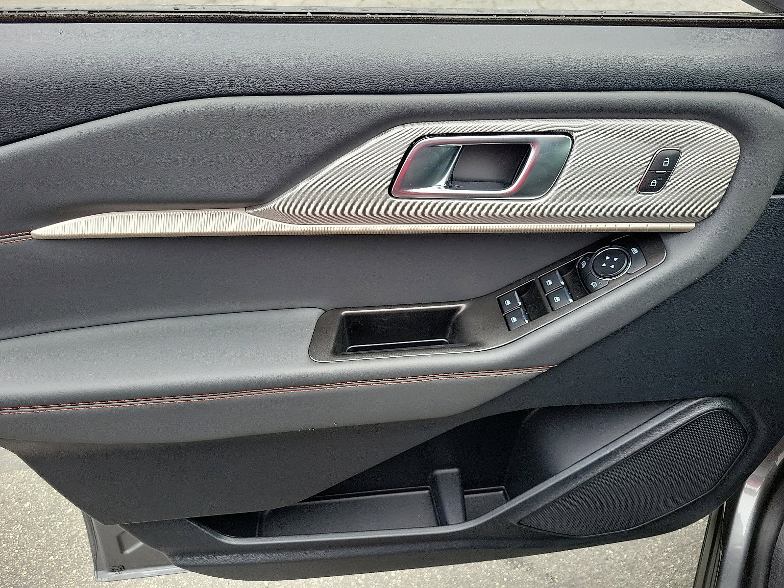 2025 Ford Explorer photo 6