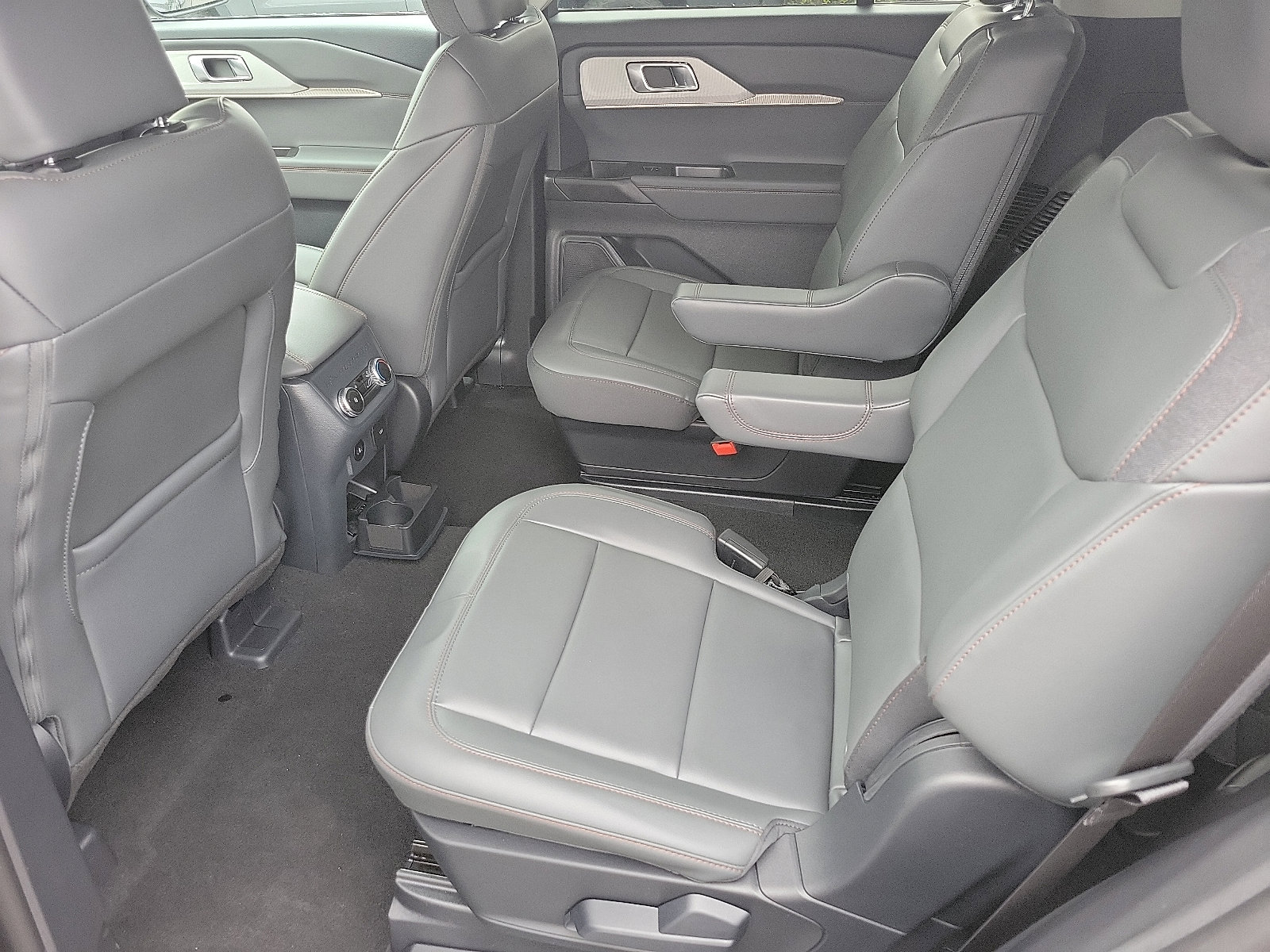 2025 Ford Explorer photo 7