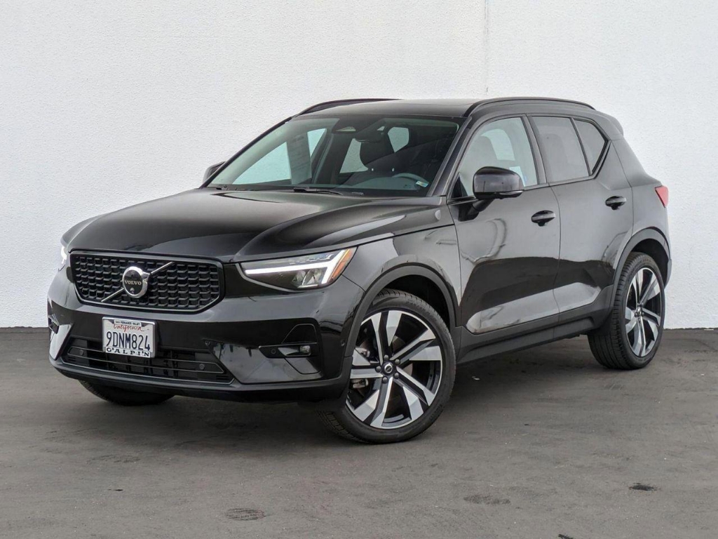 2024 Volvo XC40 B5 Plus Dark Theme