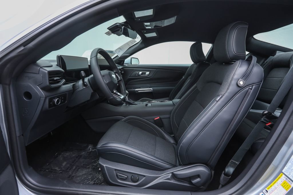2025 Ford Mustang photo 7